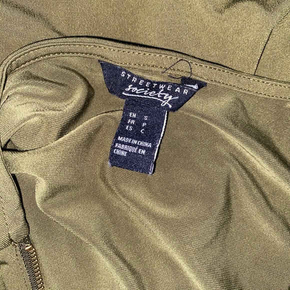 Army green Streetwear romper in good condition. (Worn: 1) - Picture 3 of 3
